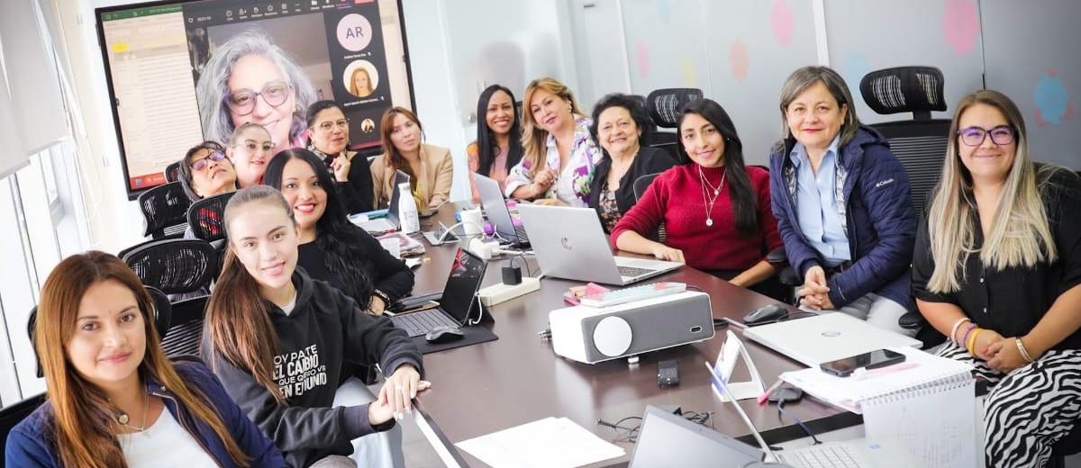 Funcionaria de SDMujer en mesa de trabajo de sindicato
