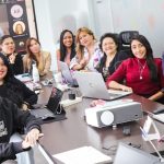 Funcionaria de SDMujer en mesa de trabajo de sindicato