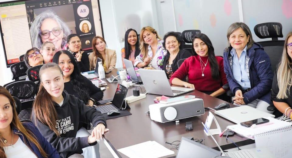 Funcionaria de SDMujer en mesa de trabajo de sindicato